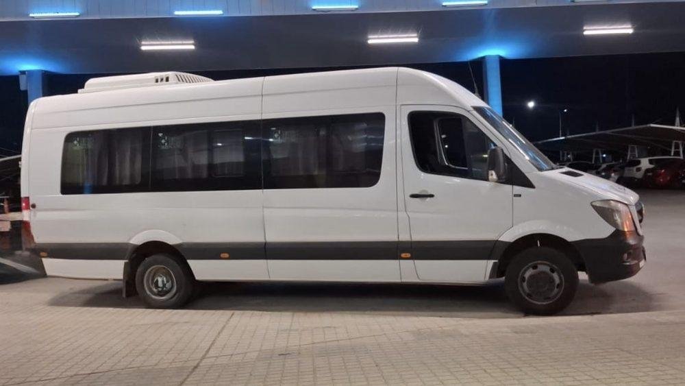 Combi corporativa para traslados grupales de personal